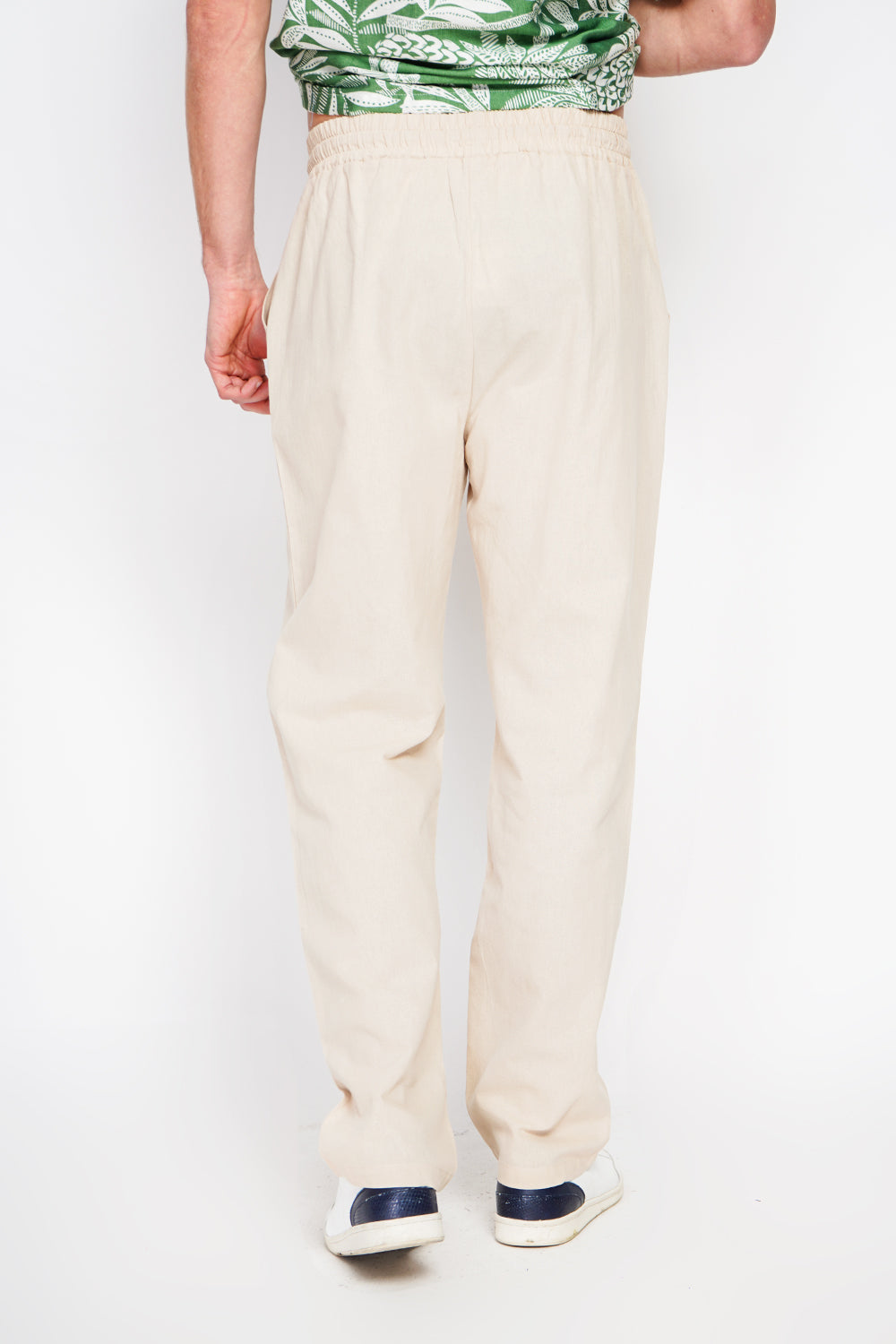 Straight cut pants, elasticated waistband with drawstring, 2 side front pockets,