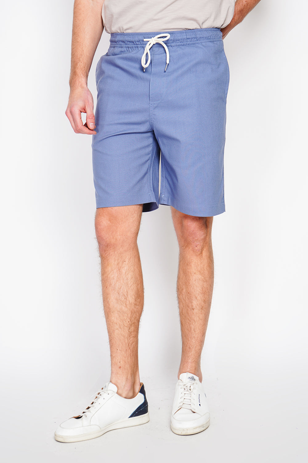 Bermuda shorts with elasticated waistband and drawstring, 2 side pockets on the front, 2 back pockets