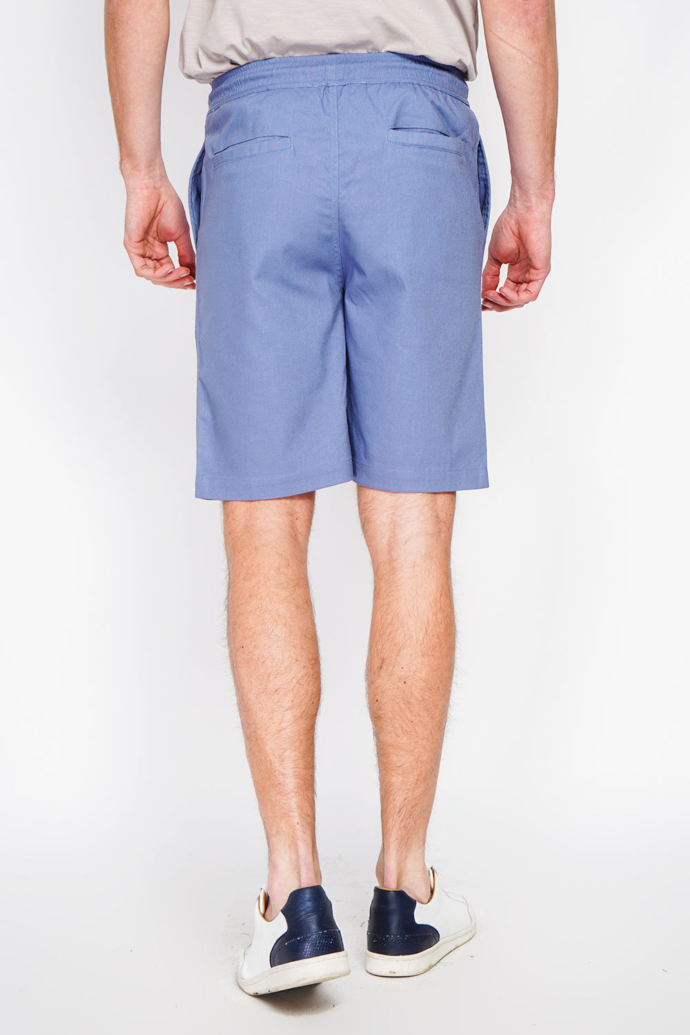 Bermuda shorts with elasticated waistband and drawstring, 2 side pockets on the front, 2 back pockets