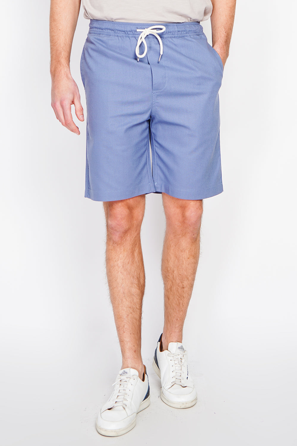 Bermuda shorts with elasticated waistband and drawstring, 2 side pockets on the front, 2 back pockets