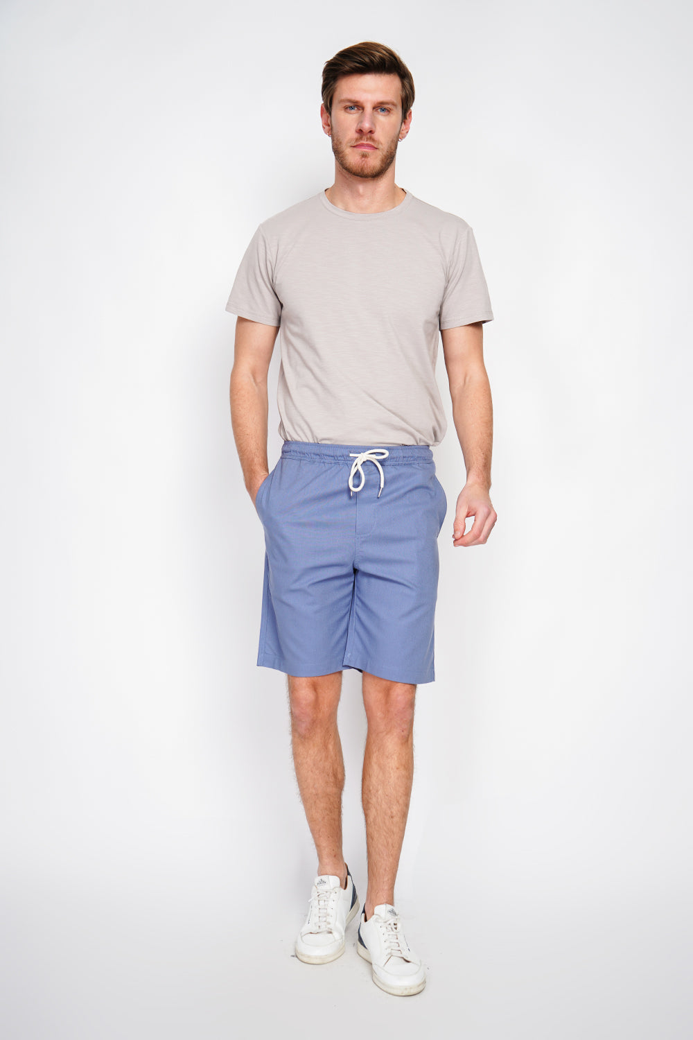 Bermuda shorts with elasticated waistband and drawstring, 2 side pockets on the front, 2 back pockets