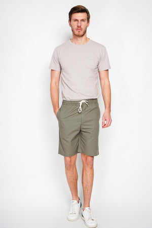 Bermuda shorts with elasticated waistband and drawstring, 2 side pockets on the front, 2 back pockets