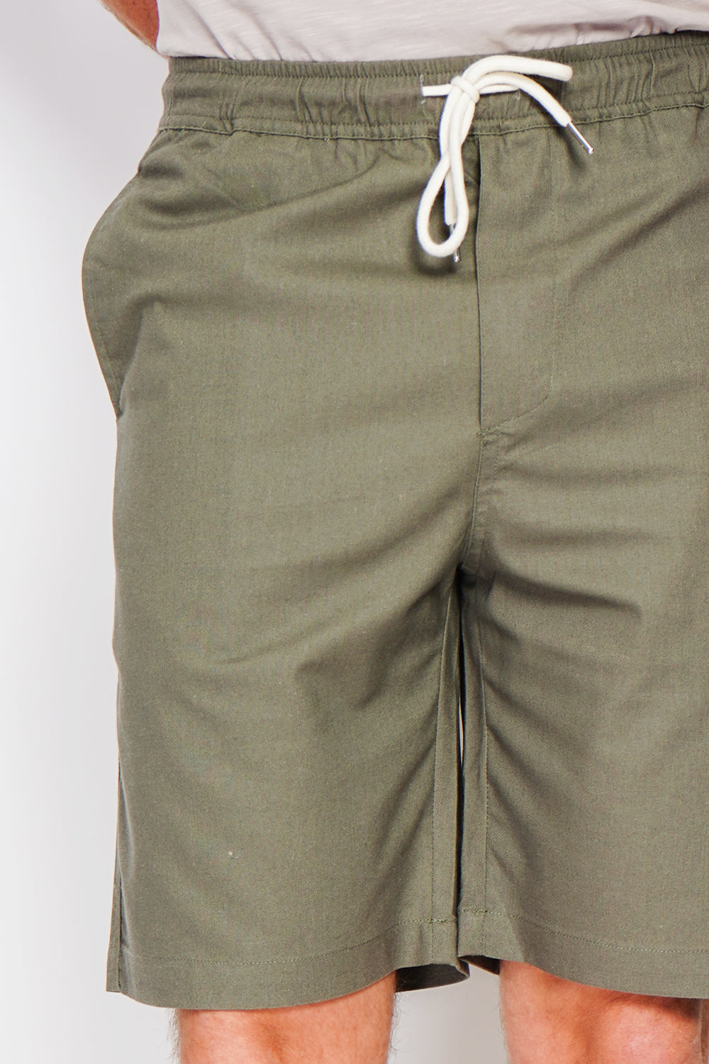 Bermuda shorts with elasticated waistband and drawstring, 2 side pockets on the front, 2 back pockets