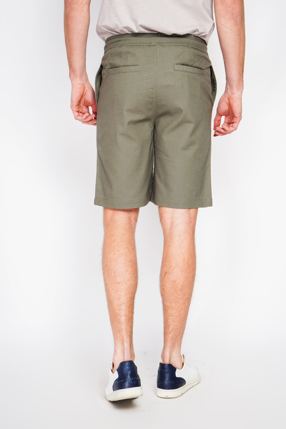 Bermuda shorts with elasticated waistband and drawstring, 2 side pockets on the front, 2 back pockets