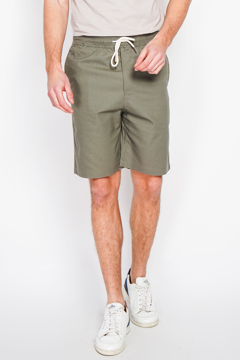 Bermuda shorts with elasticated waistband and drawstring, 2 side pockets on the front, 2 back pockets