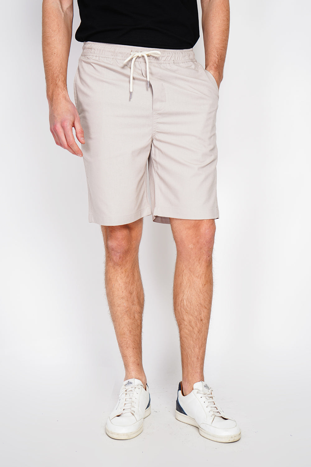 Bermuda shorts with elasticated waistband and drawstring, 2 side pockets on the front, 2 back pockets