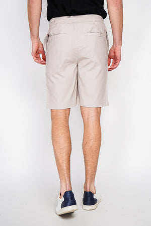 Bermuda shorts with elasticated waistband and drawstring, 2 side pockets on the front, 2 back pockets