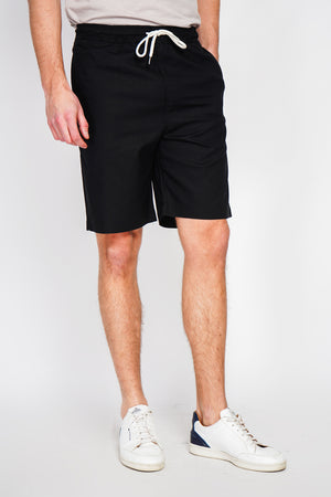 Bermuda shorts with elasticated waistband and drawstring, 2 side pockets on the front, 2 back pockets