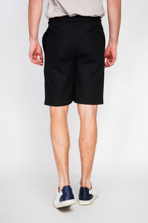 Bermuda shorts with elasticated waistband and drawstring, 2 side pockets on the front, 2 back pockets