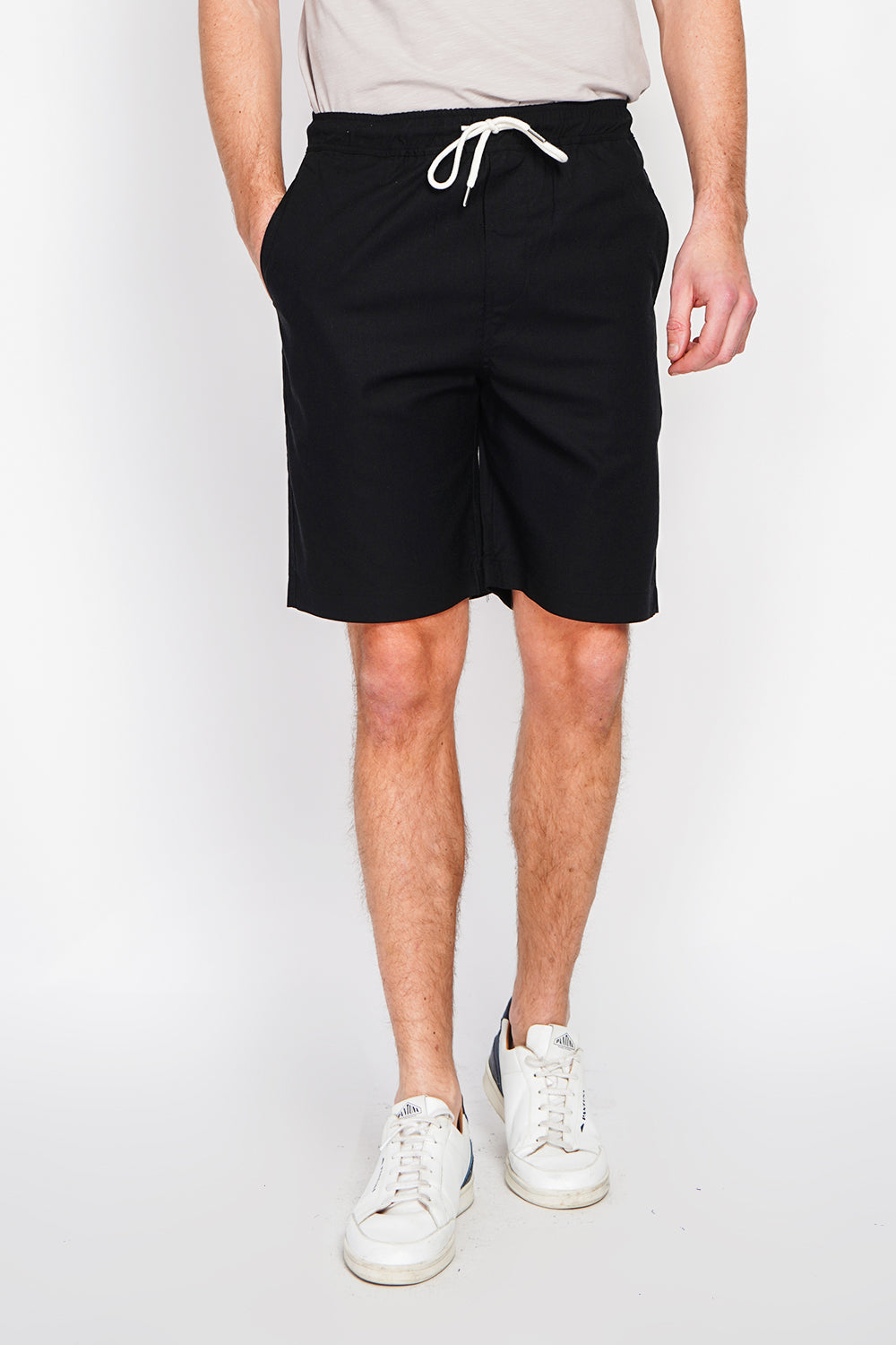 Bermuda shorts with elasticated waistband and drawstring, 2 side pockets on the front, 2 back pockets