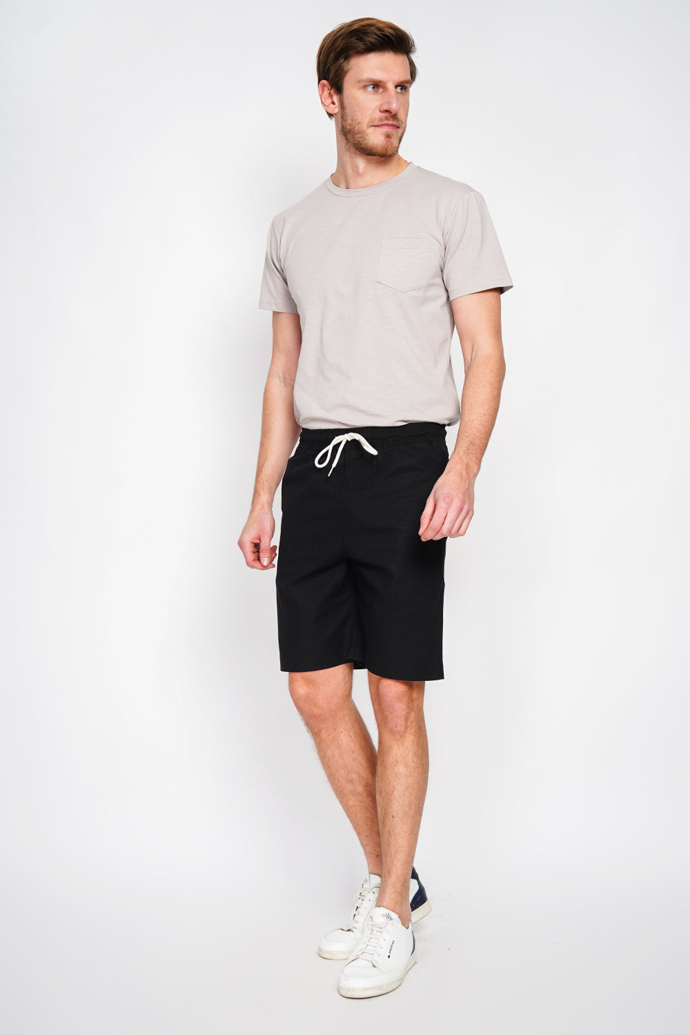 Bermuda shorts with elasticated waistband and drawstring, 2 side pockets on the front, 2 back pockets