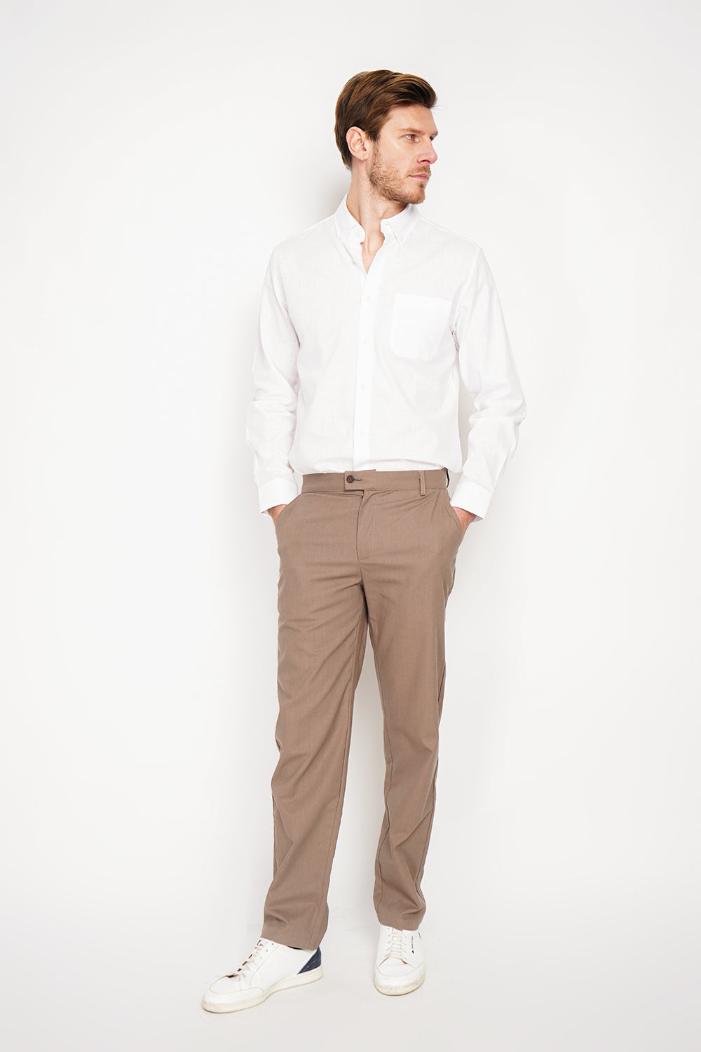 Straight cut shirt with pocket, classic collar, rounded cuff with two buttons