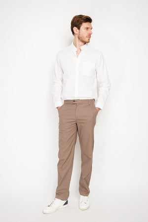 Straight cut shirt with pocket, classic collar, rounded cuff with two buttons