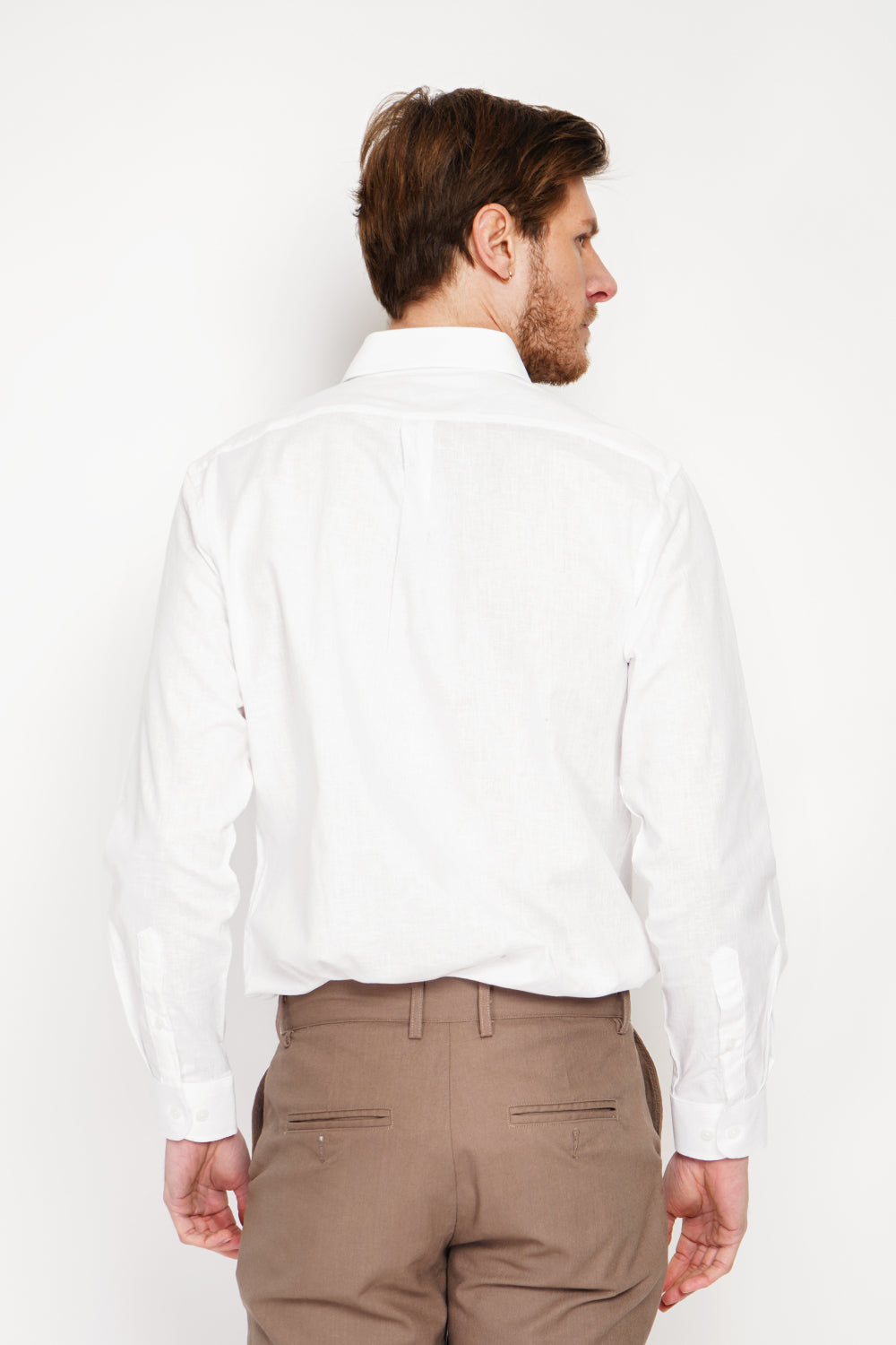 Straight cut shirt with pocket, classic collar, rounded cuff with two buttons