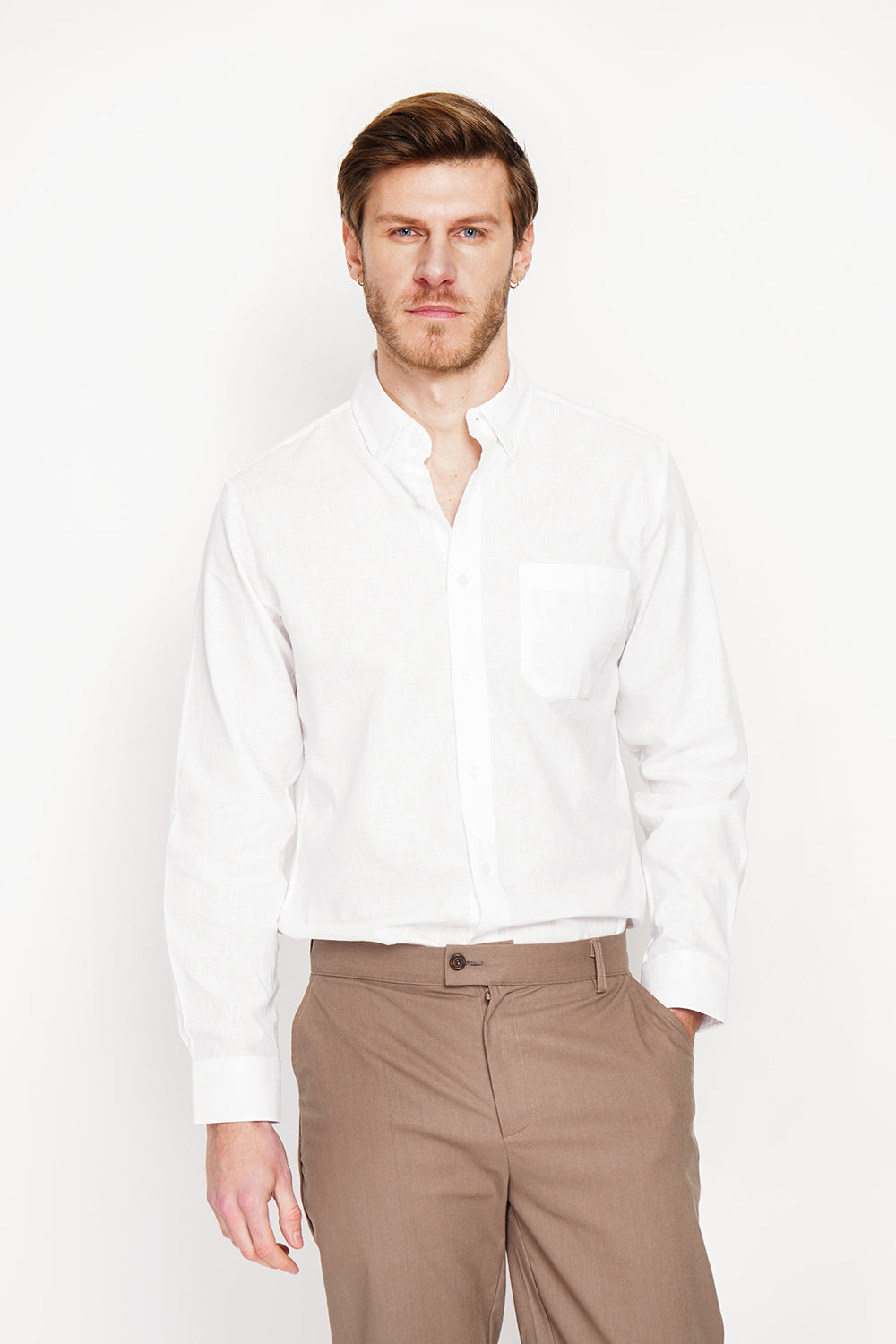 Straight cut shirt with pocket, classic collar, rounded cuff with two buttons