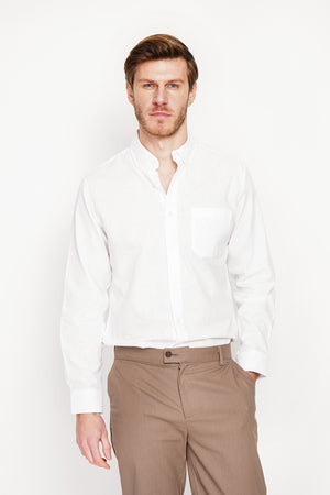 Straight cut shirt with pocket, classic collar, rounded cuff with two buttons