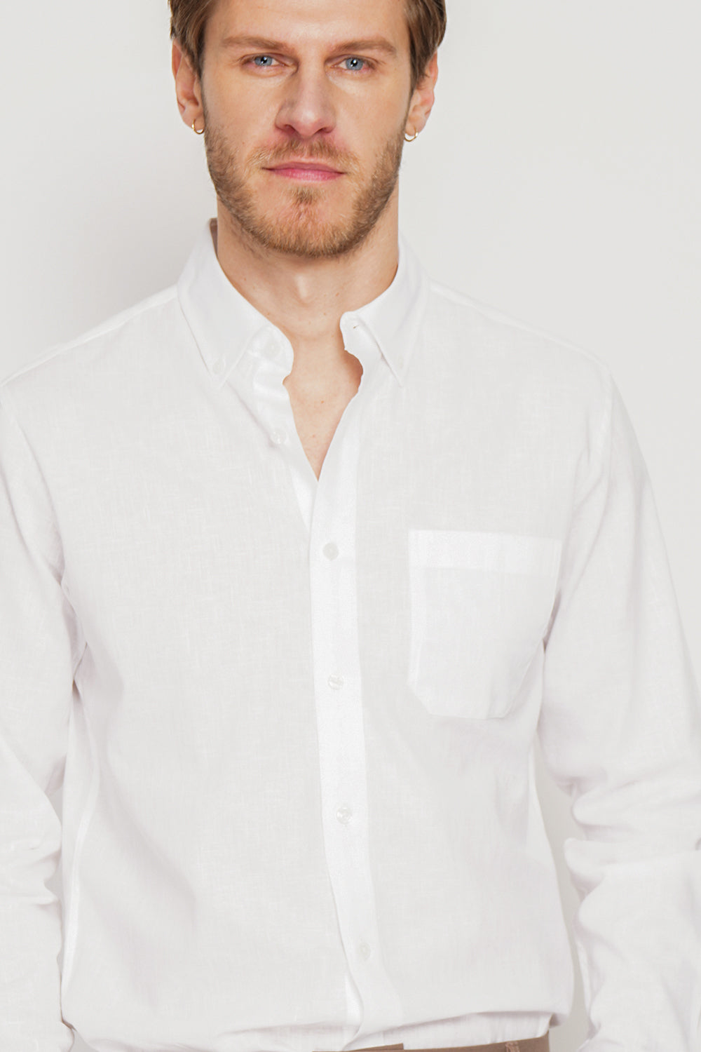 Straight cut shirt with pocket, classic collar, rounded cuff with two buttons