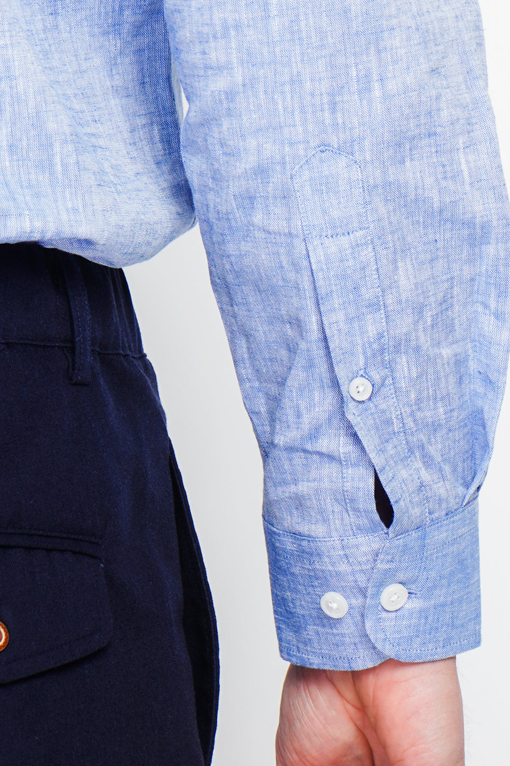 Chemise coupe droite à poche, col classique, poignets arrondis – Bleu jean – Secret du Lin