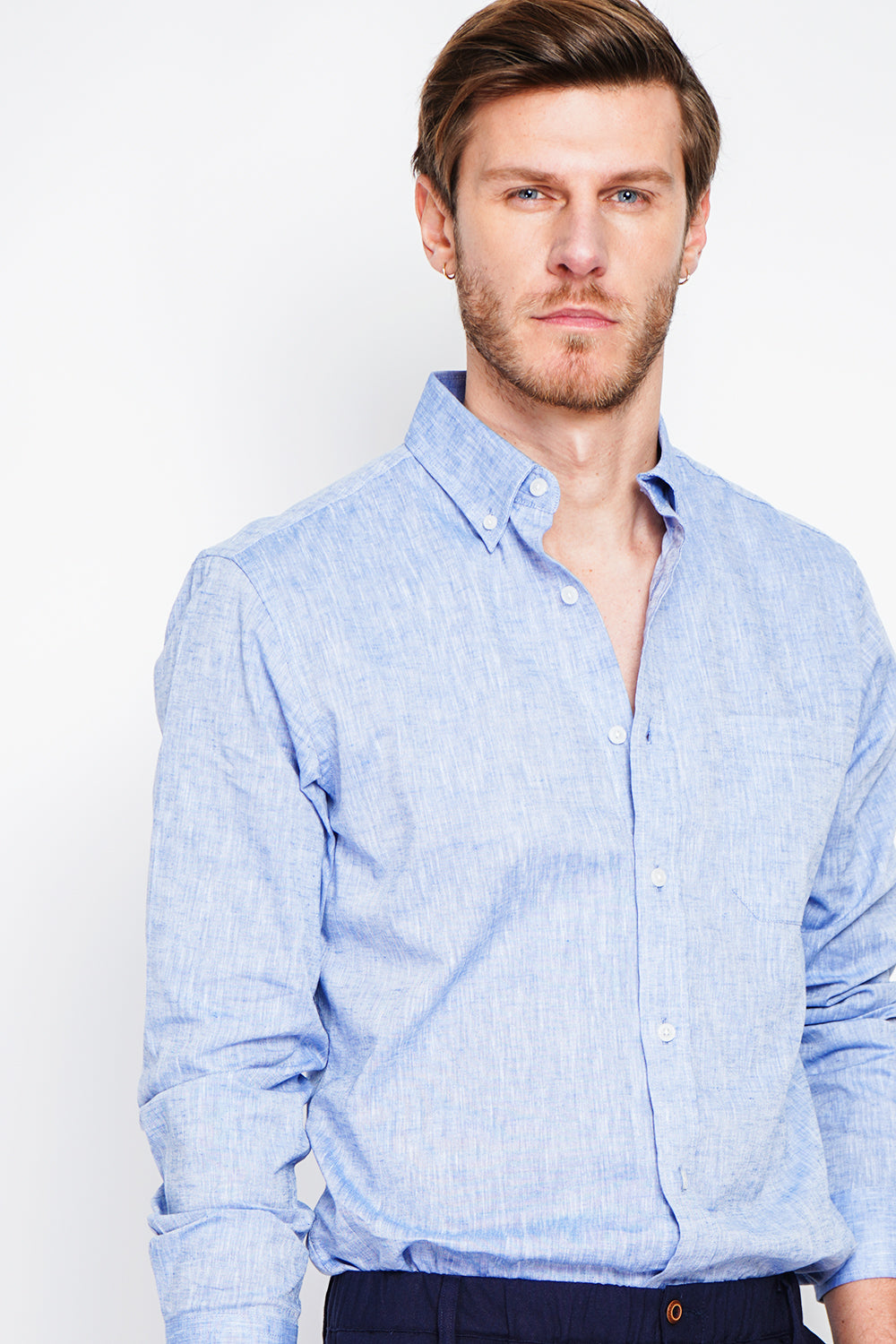 Chemise coupe droite à poche, col classique, poignets arrondis – Bleu jean – Secret du Lin