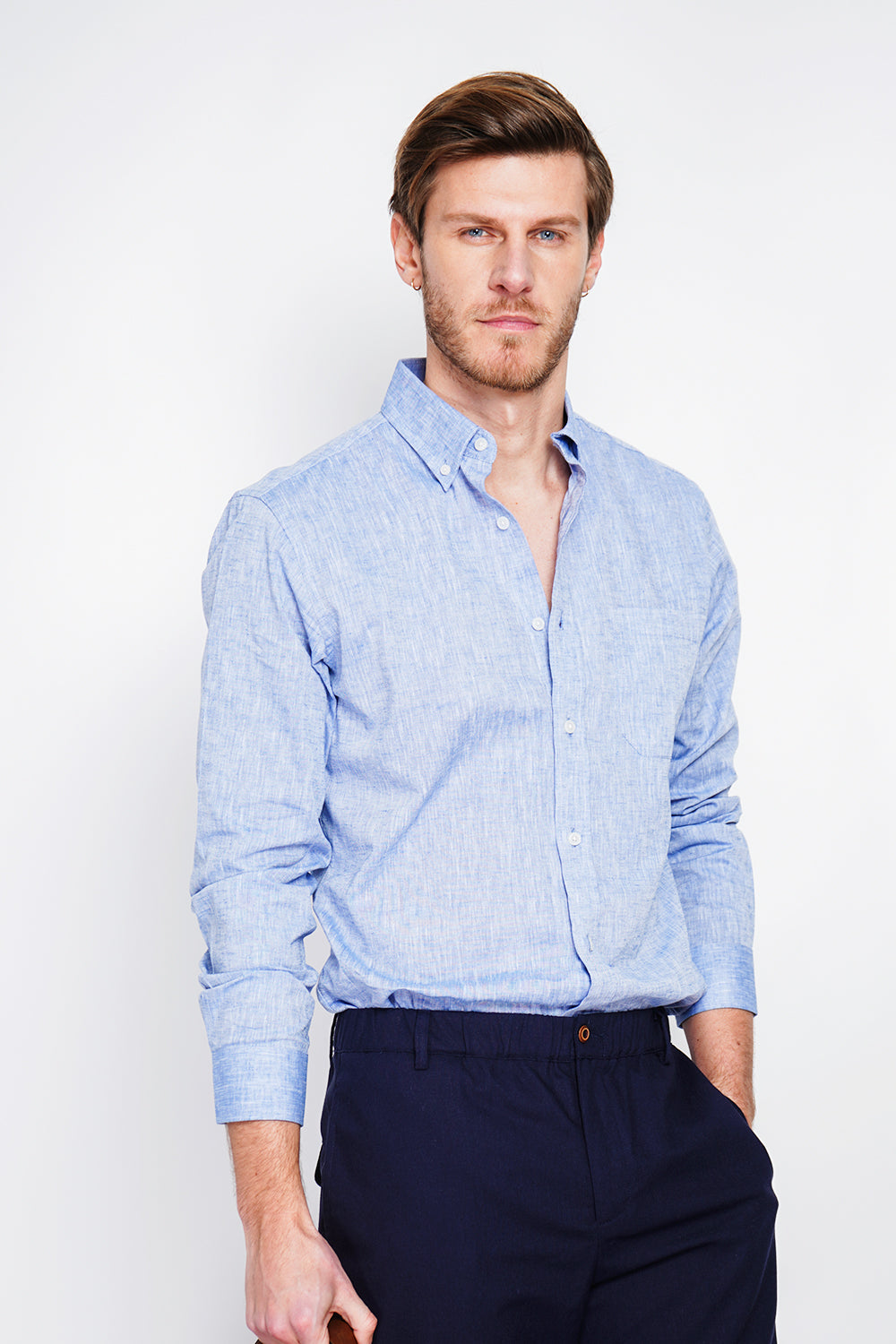 Straight cut shirt with pocket, classic collar, rounded cuff with two buttons