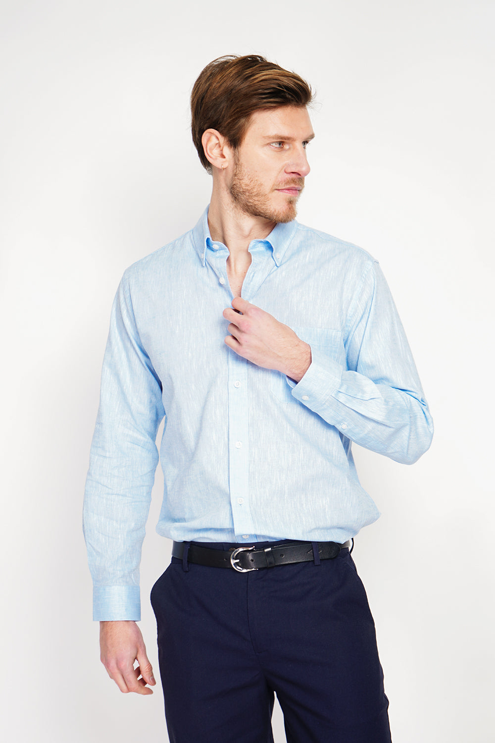 Straight cut shirt with pocket, classic collar, rounded cuff with two buttons