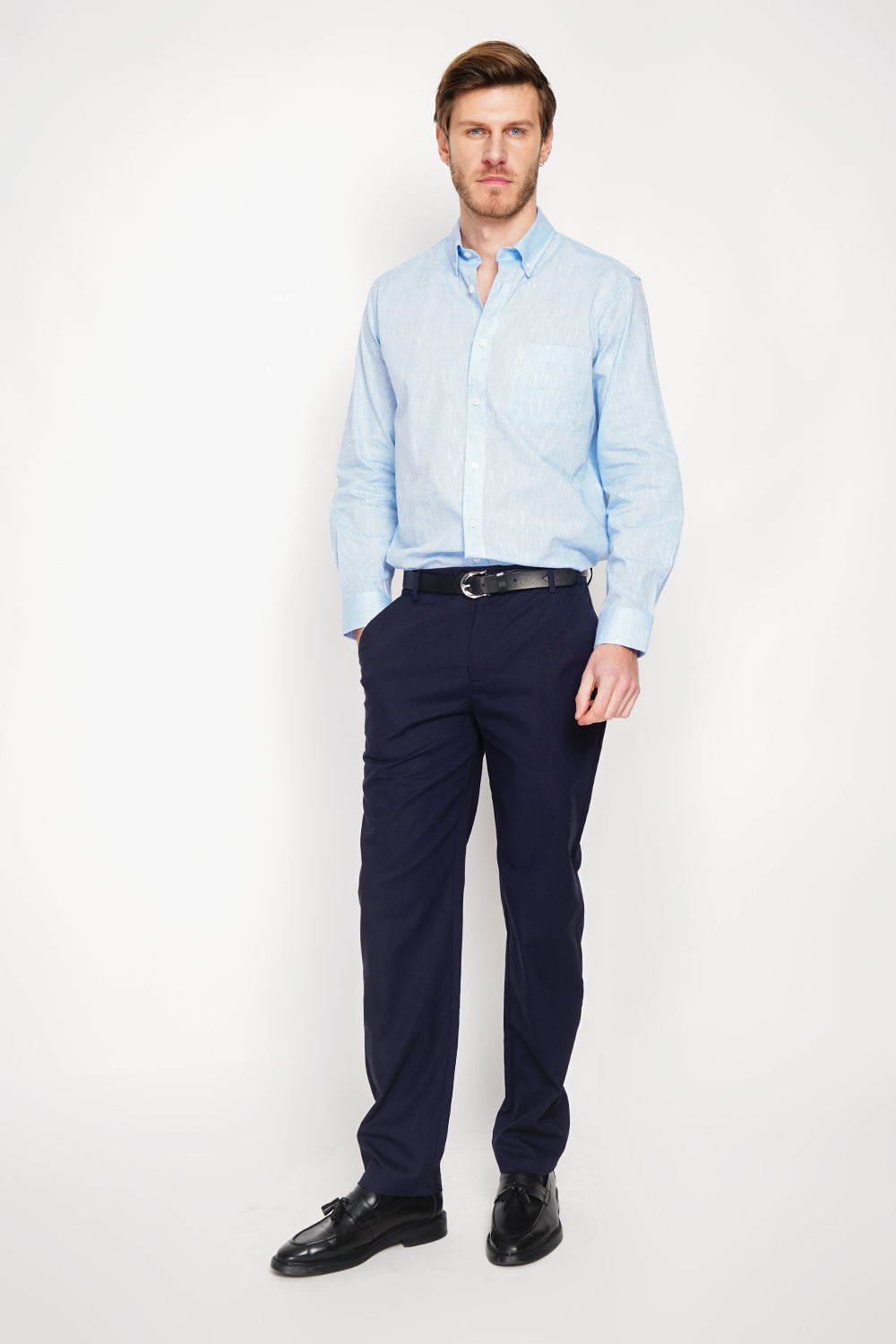 Straight cut shirt with pocket, classic collar, rounded cuff with two buttons