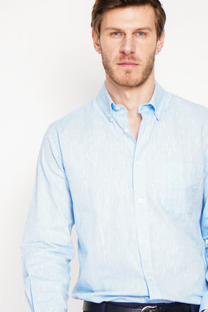 Straight cut shirt with pocket, classic collar, rounded cuff with two buttons