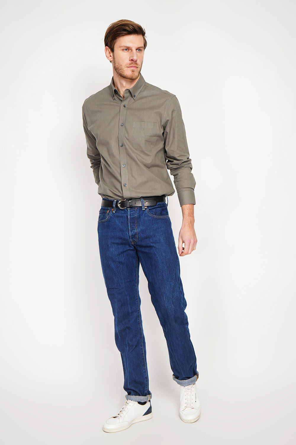 Straight cut shirt with pocket, classic collar, rounded cuff with two buttons