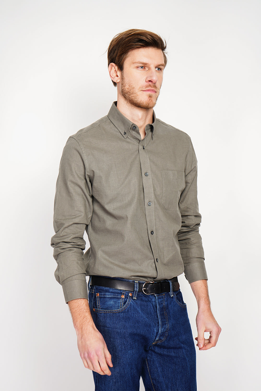 Straight cut shirt with pocket, classic collar, rounded cuff with two buttons