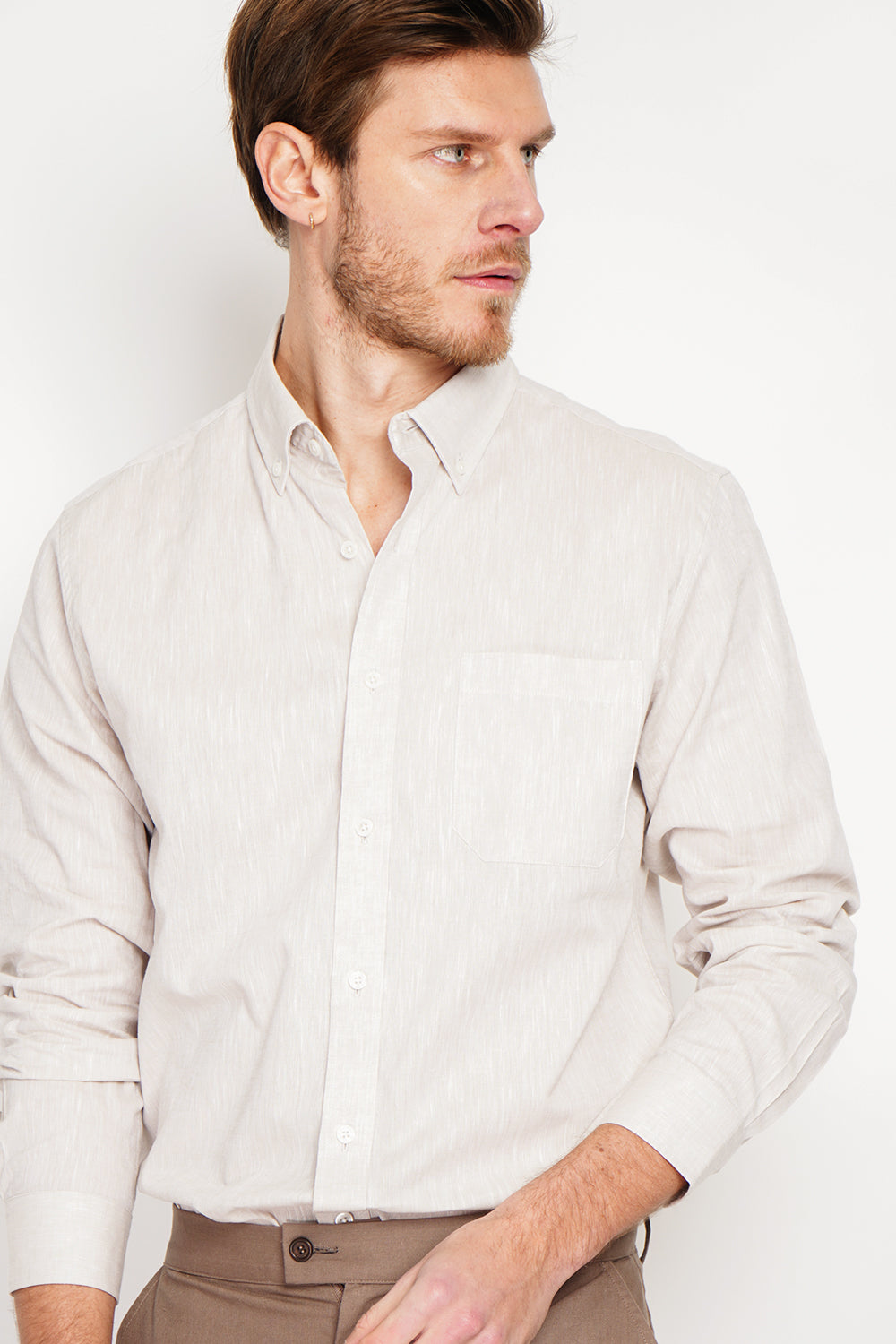 Straight cut shirt with pocket, classic collar, rounded cuff with two buttons