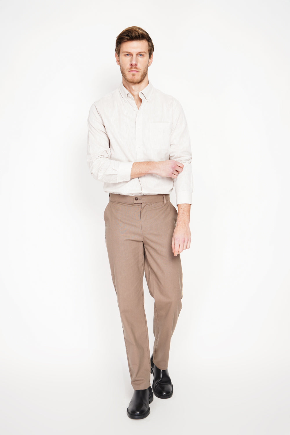 Straight cut shirt with pocket, classic collar, rounded cuff with two buttons