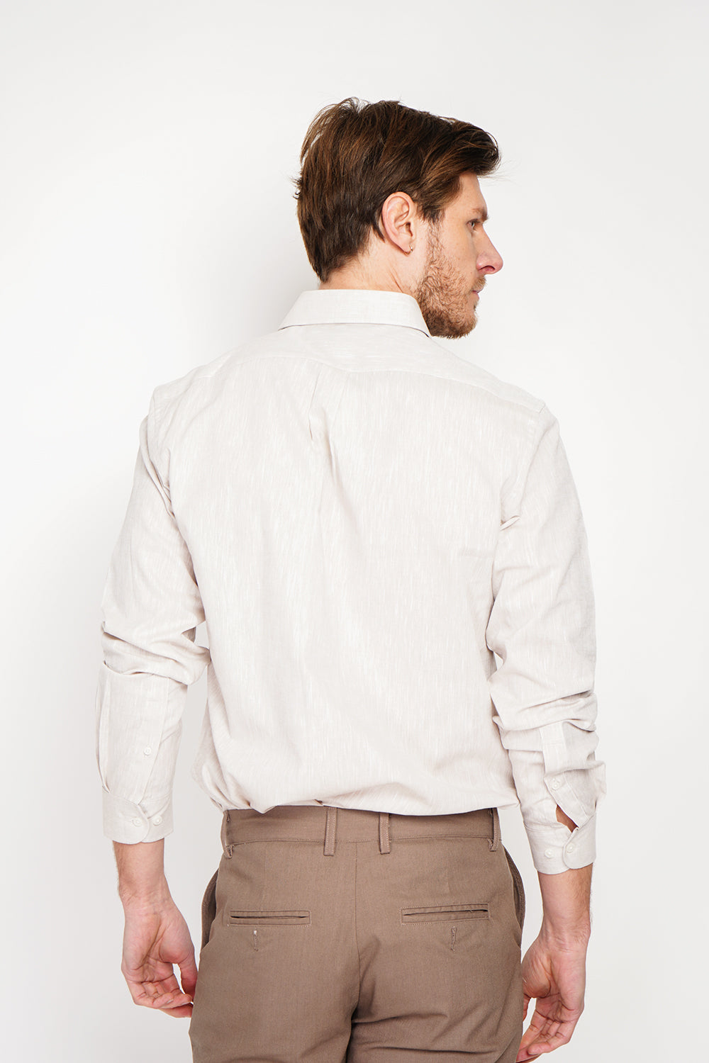 Straight cut shirt with pocket, classic collar, rounded cuff with two buttons