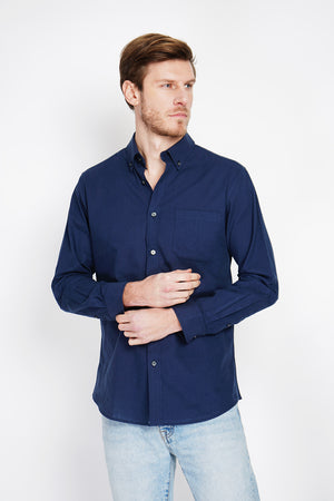 Straight cut shirt with pocket, classic collar, rounded cuff with two buttons