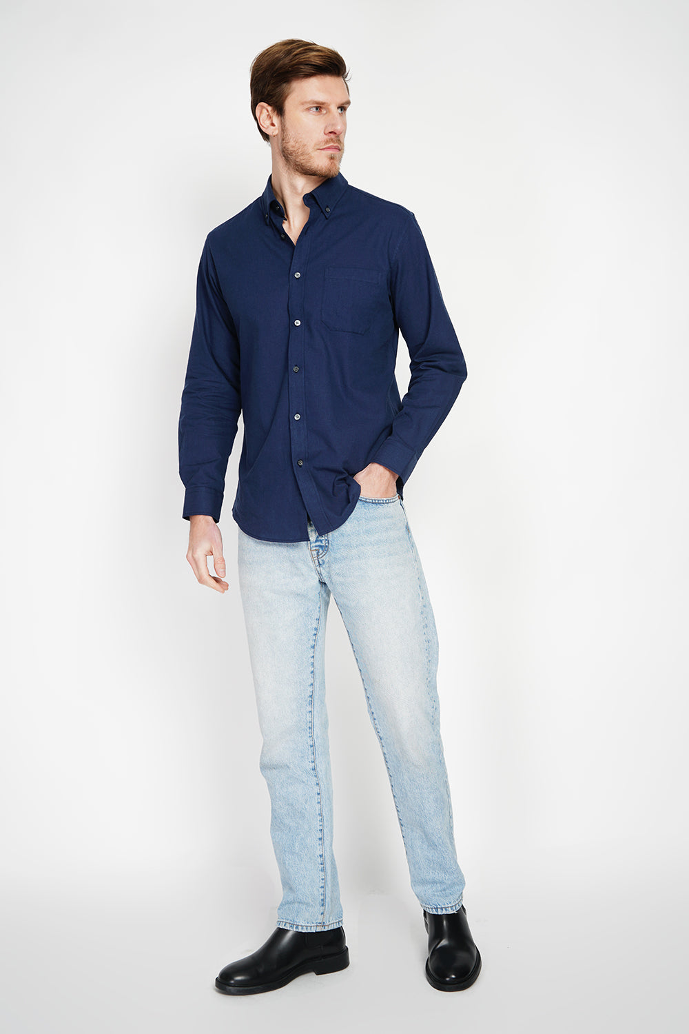 Straight cut shirt with pocket, classic collar, rounded cuff with two buttons