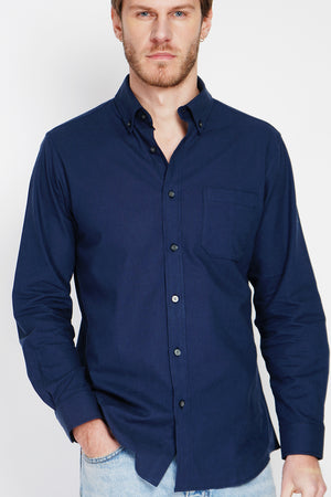 Straight cut shirt with pocket, classic collar, rounded cuff with two buttons