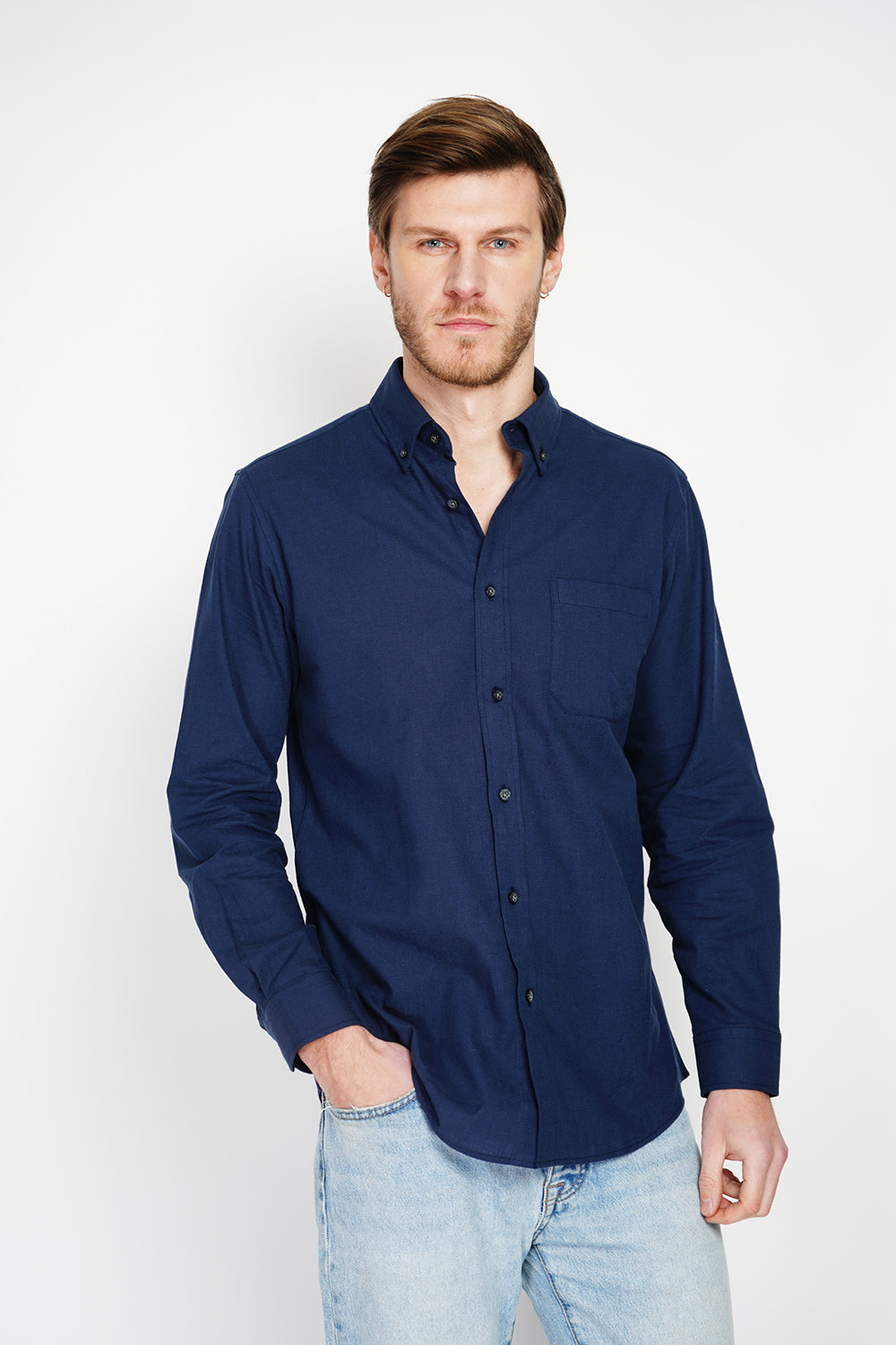 Straight cut shirt with pocket, classic collar, rounded cuff with two buttons