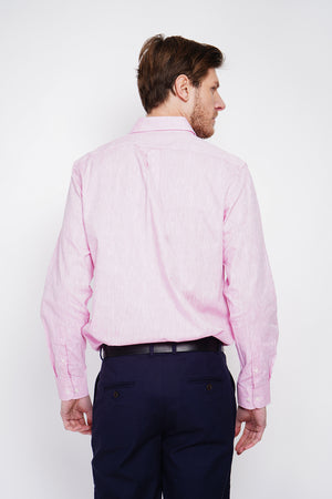 Straight cut shirt with pocket, classic collar, rounded cuff with two buttons