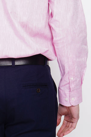 Straight cut shirt with pocket, classic collar, rounded cuff with two buttons