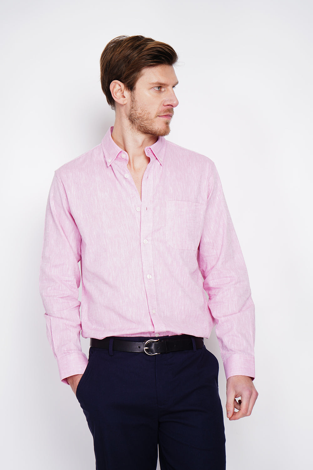 Straight cut shirt with pocket, classic collar, rounded cuff with two buttons