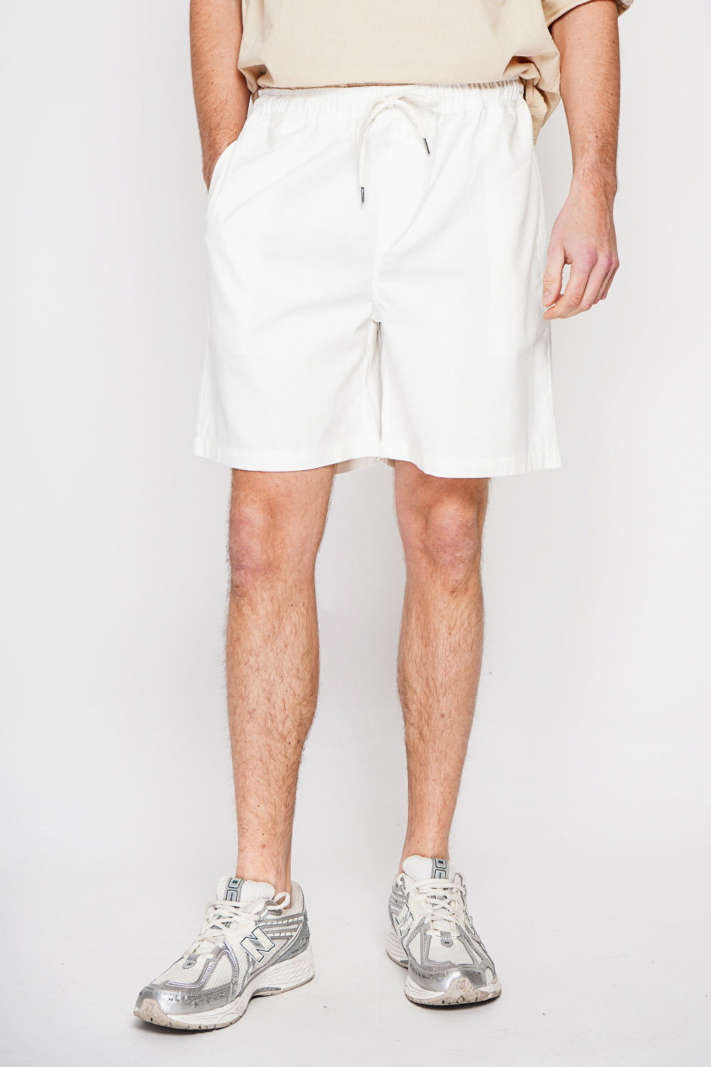 Bermuda shorts with elasticated waistband and drawstring, 2 side pockets on the front, 2 back pockets – White – Secret du Lin