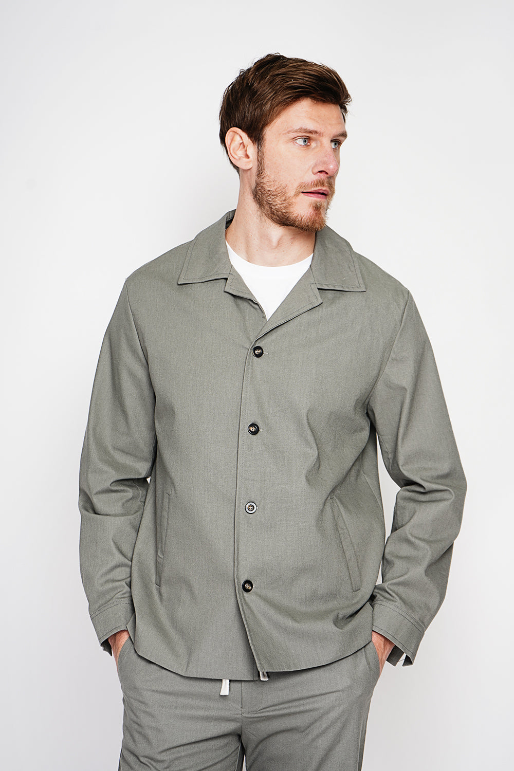 Classic collar jacket with buttoned front and side pockets – Khaki – Secret du Lin