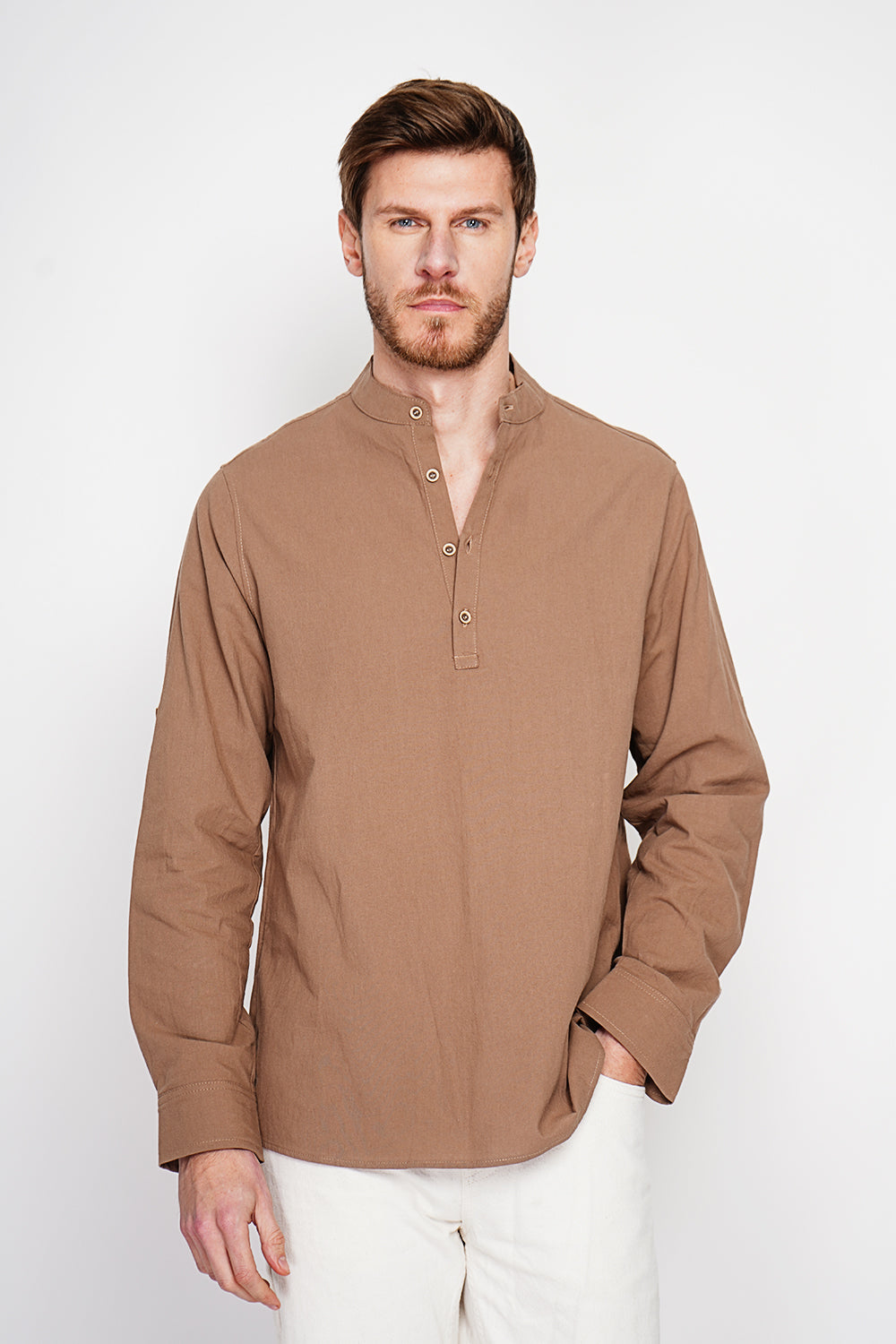 Chemise col officier boutonnée, manches longues – Marron – Secret du Lin