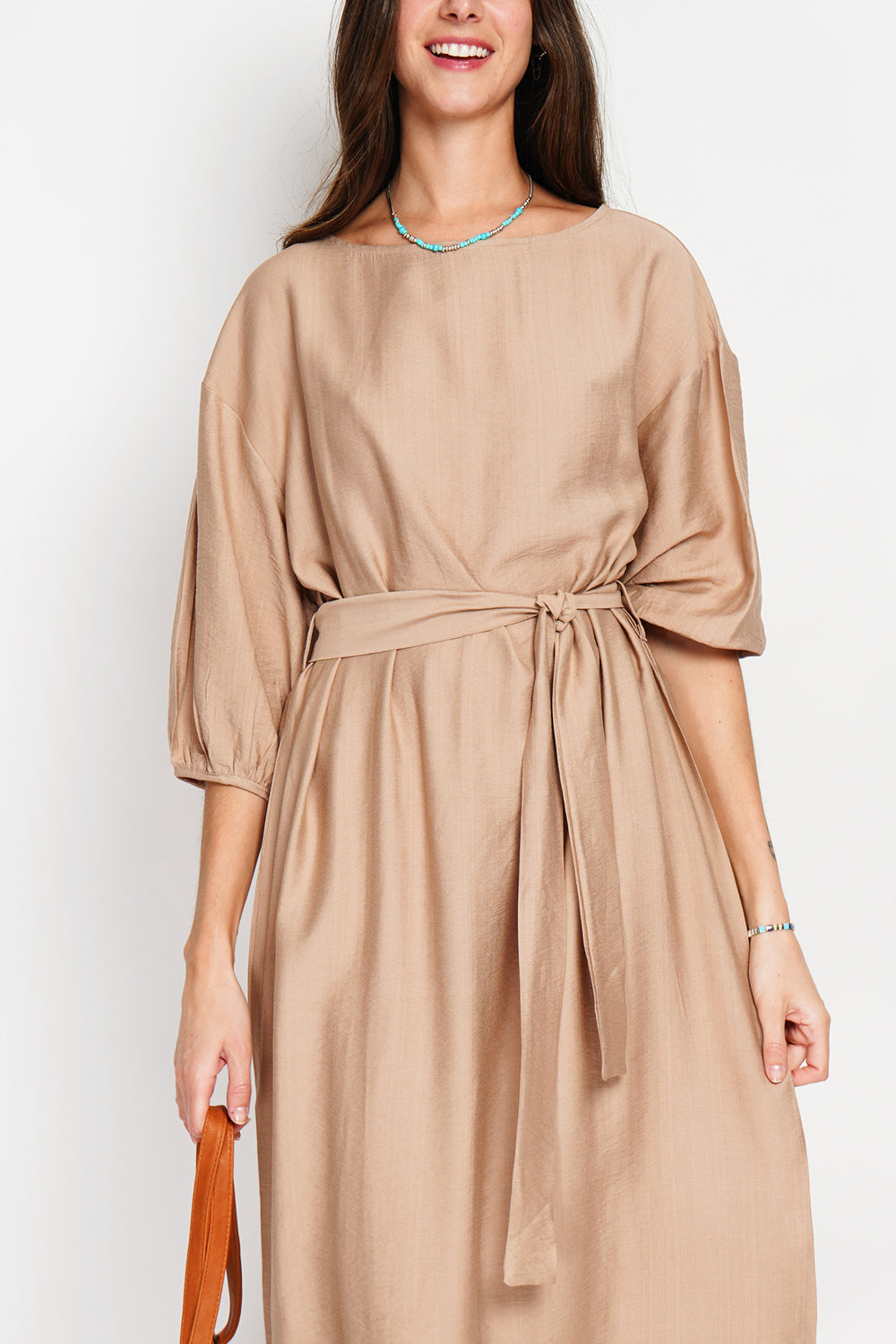 Long dress with round neck and belt and mid-length sleeves