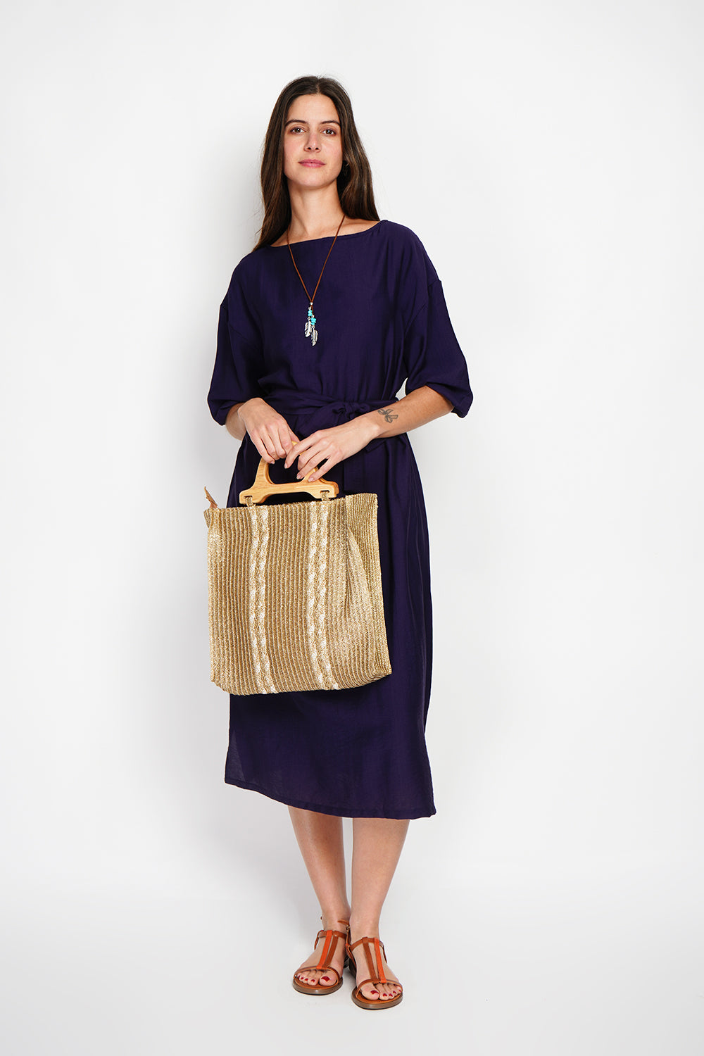 Long dress with round neck and belt and mid-length sleeves