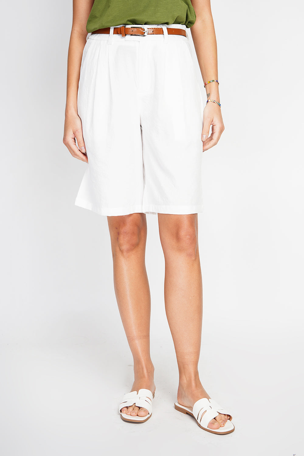 High-waisted Bermuda shorts, straight cut with side pocket