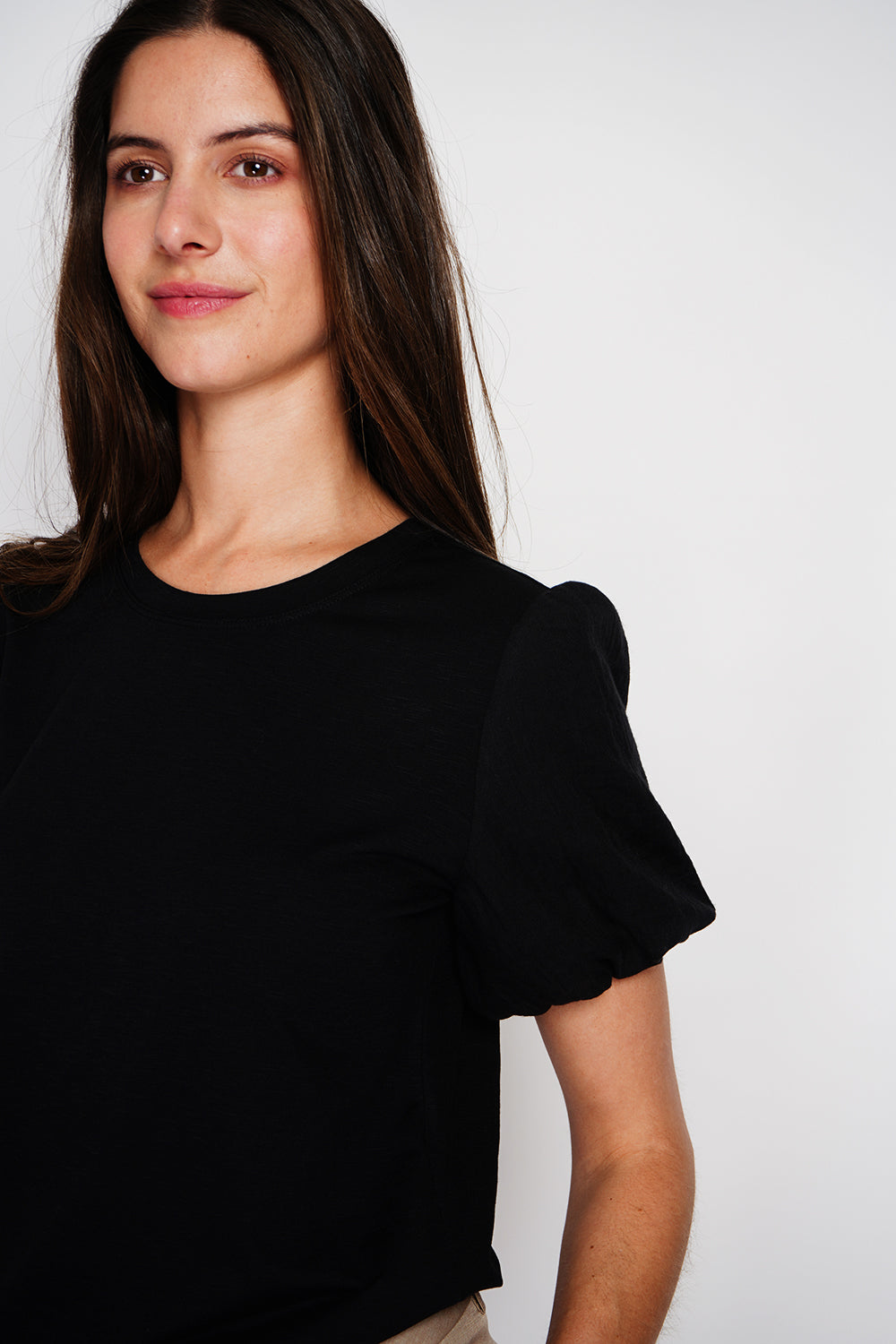 Short sleeve crew neck t-shirt with puffed sleeves
