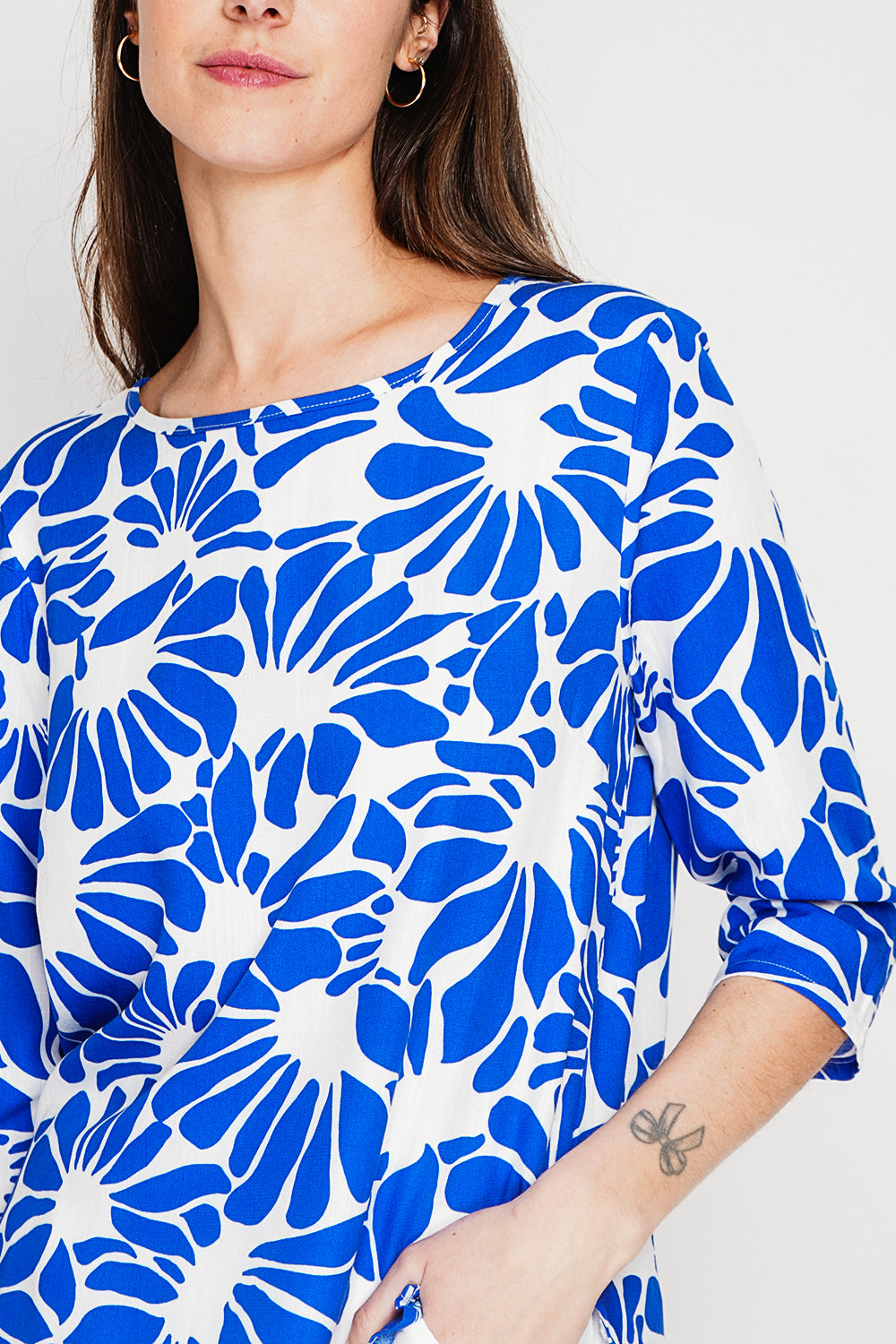 Top imprimé col rond manches mi-longues – Bleu roi – William de Faye