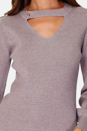 Pullover mit V-Ausschnitt, geschlossen durch eine Perlmuttknopfleiste und langen Ärmeln