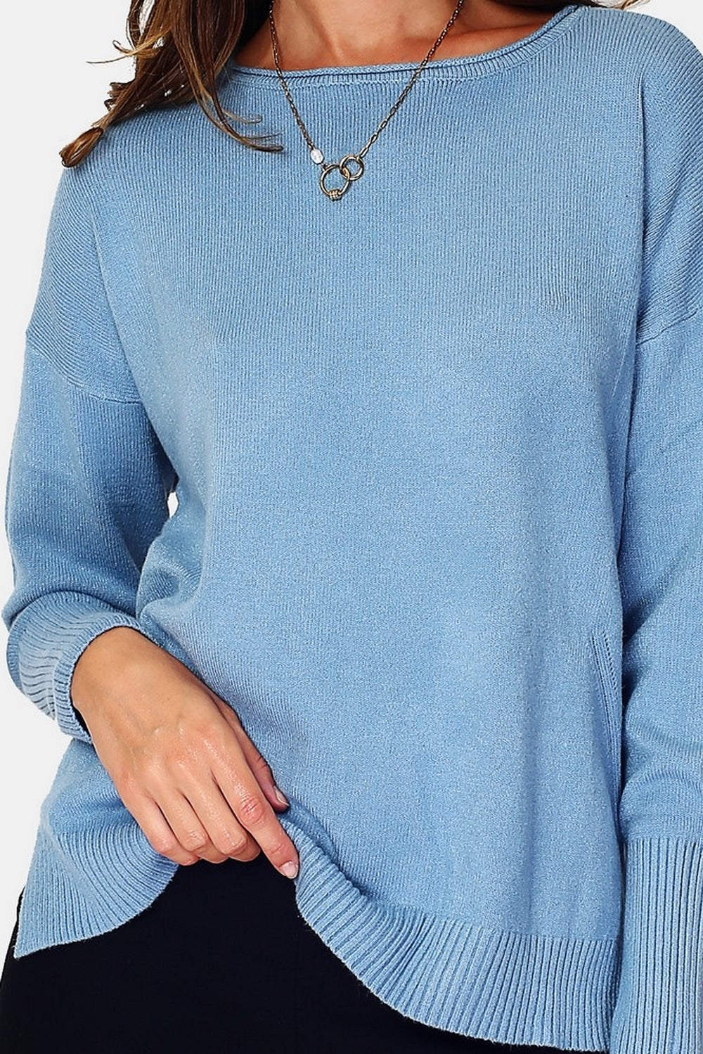 Wide jumper with trailer collar, openwork on both sides in front