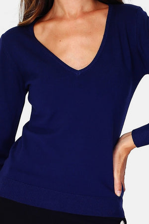 Classic 3-ply knit V-neck sweater with long sleeves